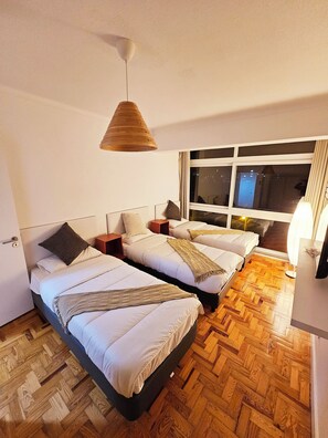 Habitación triple clásica, vistas a la montaña | Sistema de insonorización y wifi gratis