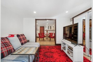 Living area - FIFA 2026 Chic 1-bedroom Minutes to NYC (Jersey City)