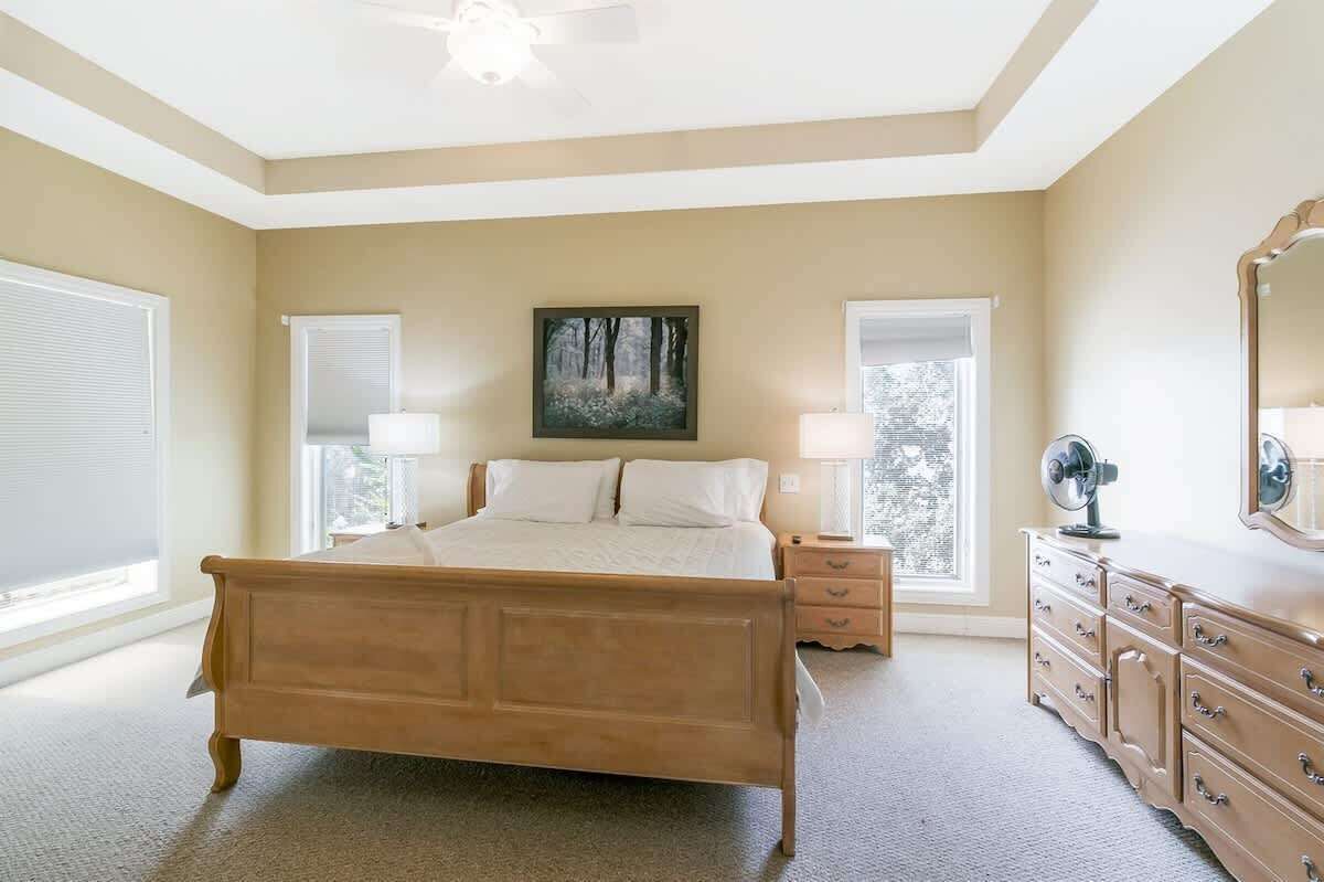 5 bedrooms, iron/ironing board, WiFi, bed sheets