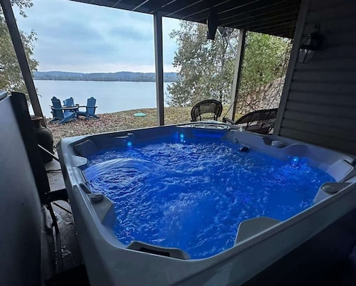 Lakehouse Retreat • Theater & Pool Table