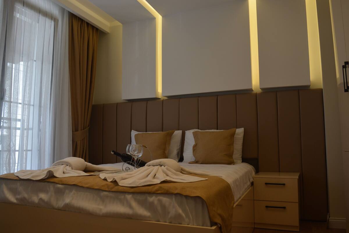 Deluxe Room | Desk