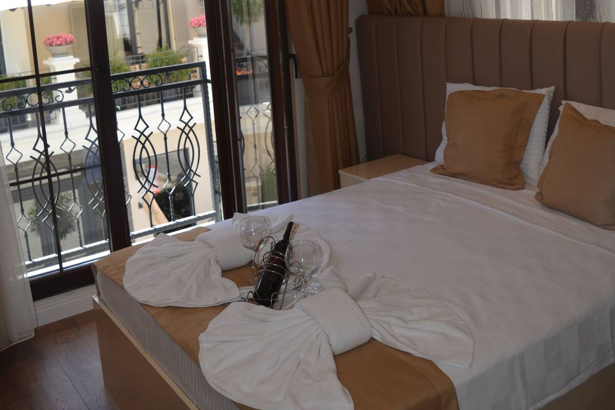 Comfort Double Room | Desk