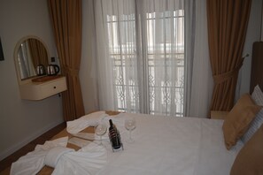 Deluxe Room | Desk - Garden Elisa Hotel (Istanbul)