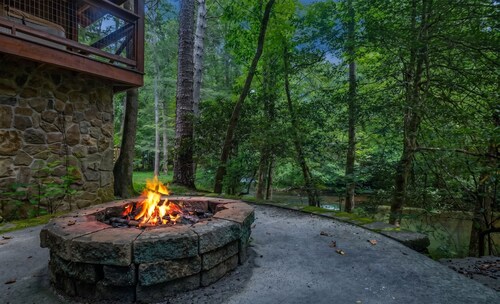 Luxury Riverfront Retreat with Hot Tub