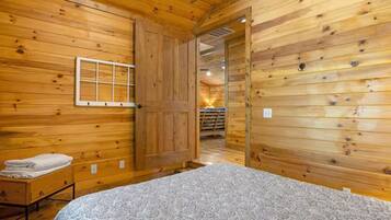 3 bedrooms, desk, iron/ironing board, travel crib