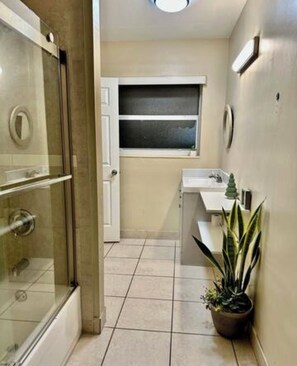 Dusj, håndklær, såpe og sjampo