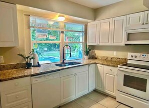 雪櫃、微波爐、焗爐、爐具