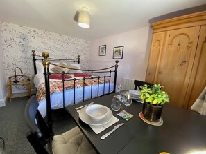 1 bedroom, travel cot, free WiFi, bed sheets - Cygnet Studio - Cozy retreat near historic Monmouth, castles and attractions. (Dingestow)