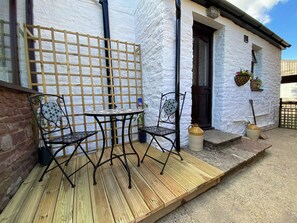 Outdoor dining - Cygnet Studio - Cozy retreat near historic Monmouth, castles and attractions. (Dingestow)