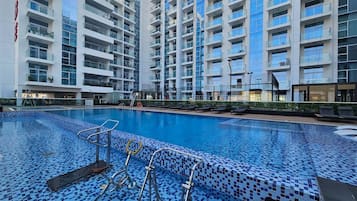 Utendørsbasseng og et oppvarmet basseng