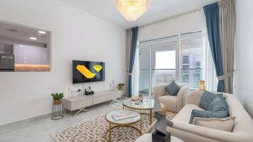 Apartamento exclusivo | Área de estar | TV de tela plana 65 polegadas com canais via satélite, TV, pebolim