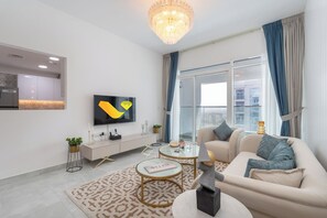 Apartamento exclusivo | Área de estar | TV de tela plana 65 polegadas com canais via satélite, TV, pebolim