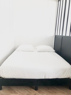 1 habitación, tabla de planchar con plancha, wifi gratis y ropa de cama 