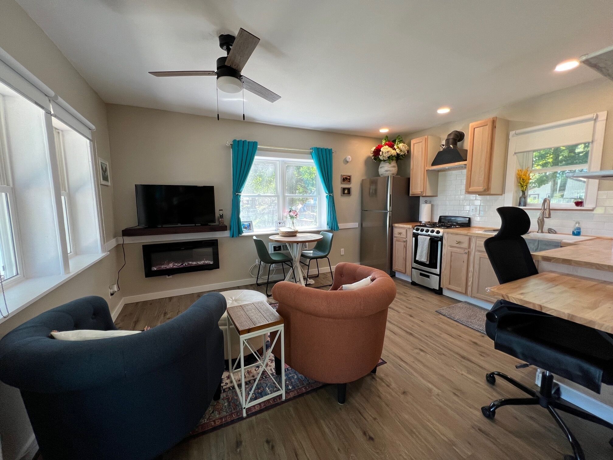 Smart TV, chimenea y libros 