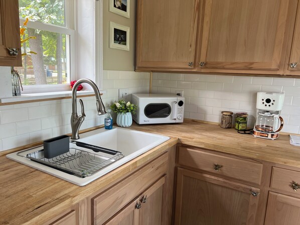 Private kitchen - Sanford Lake Panoramic Waterfront Vistas! (Sanford)