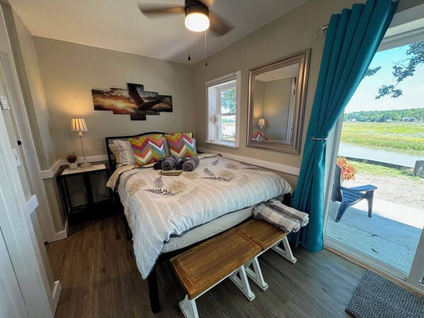 1 bedroom, desk, WiFi, bed sheets