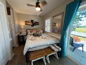 1 bedroom, desk, WiFi, bed sheets - Sanford Lake Waterfront Vistas! (Sanford)