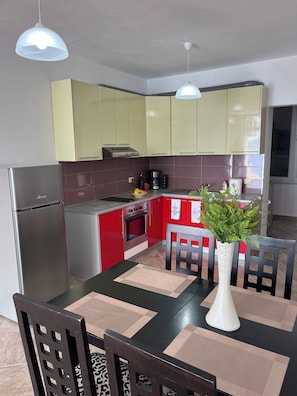 Fridge, oven, stovetop, coffee/tea maker - Seaside Serenity! Free Parking & Wifi // 2bed, 2bath // Beautiful View (Saranda)