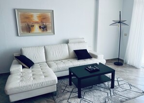 Smart TV - Seaside Serenity! Free Parking & Wifi // 2bed, 2bath // Beautiful View (Saranda)