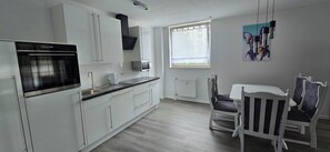 Een koelkast, een microgolfoven, een oven, een kookplaat