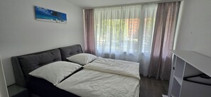 2 slaapkamers, een strijkplank/strijkijzer, reisbedje, wifi