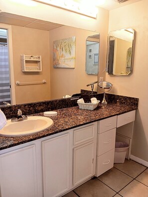 Regadera, toallas, jabón, papel de baño 