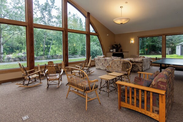 スマートテレビ、暖��炉、テーブルサッカー台、卓球台