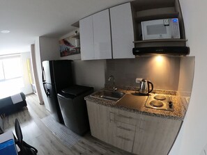 Refrigerador, microondas, horno y parrilla de estufa 