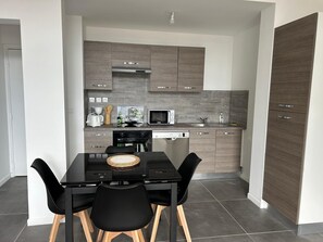 Fridge, microwave, oven, stovetop - Belle Location Saisonnière Pour Cures et Vacances (Bagnoles de l'Orne Normandie)
