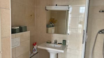 Douche, sĂšche-cheveux, serviettes fournies, savon