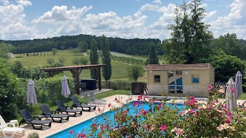 Una piscina al aire libre, una piscina climatizada