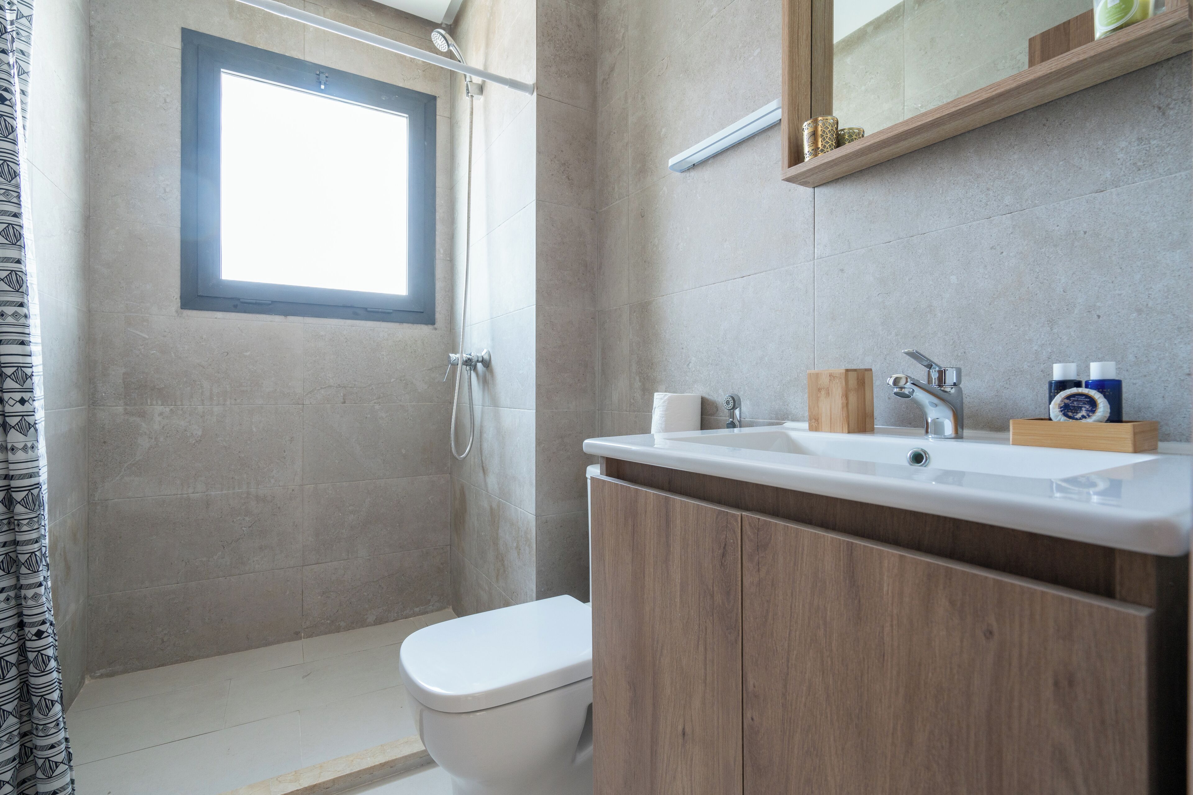 Douche, serviettes fournies, savon, shampoing