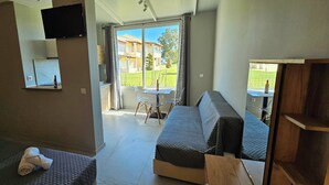 Luxury Apartment, Lanai, Courtyard View | Ruang tamu | 32 inci televisyen skrin rata dengan digital, TV 