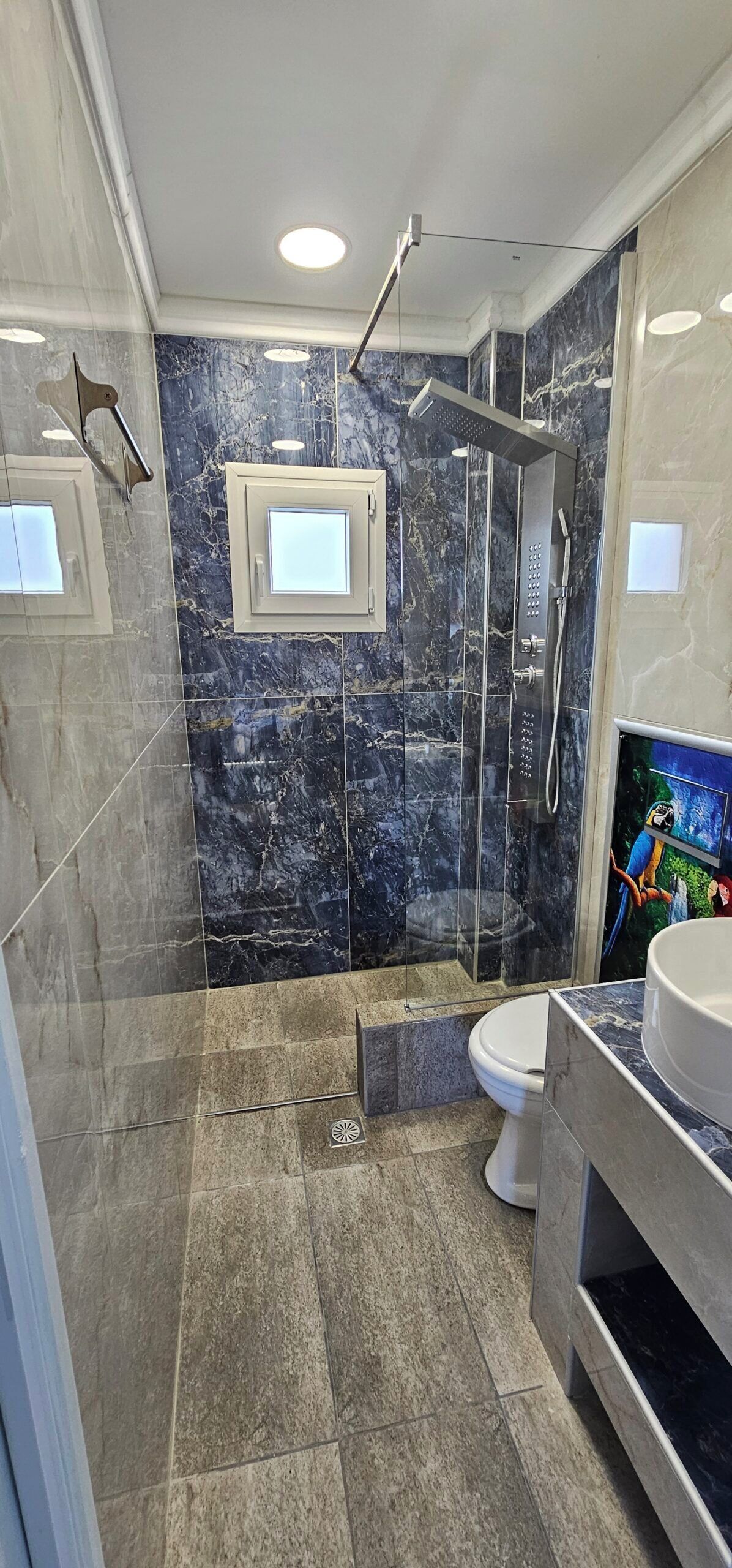 Ducha, artículos de tocador gratuitos, secador de pelo, toallas