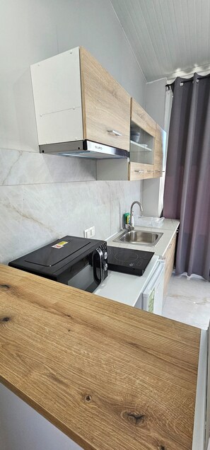 Luxury Apartment, Lanai, Courtyard View | Private kitchen