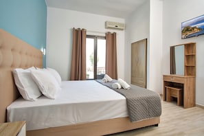 Blackout curtains, soundproofing, iron/ironing board, free WiFi - Sidari Escapes By The Beach (Corfu)