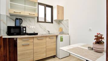 Lemari es, microwave, kompor, dan ketel listrik