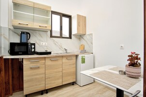 Refrigerador, microondas, placa de cocina, tetera/pava eléctrica