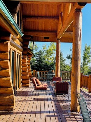 Outdoor dining - Foote Creek Lodge (Aberdeen)