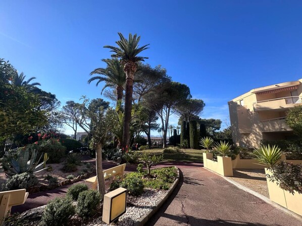 Property grounds - Seafront apartment (Saint-Raphaël)