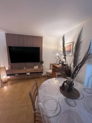Dining - Seafront apartment (Saint-Raphaël)
