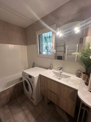Hair dryer, towels, toilet paper - Seafront apartment (Saint-Raphaël)