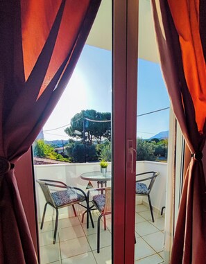 Interior - Grandma’s Pine Apartments – Twin-Bed Studio (Euboia)