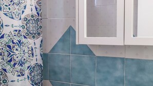 Een douche, een haardroger, handdoeken, zeep
