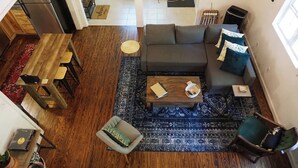 TV, fireplace, books - Cozy cabin in the Cherokee National Forest. (Del Rio)