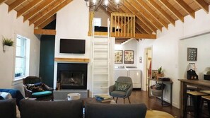 TV, fireplace, books - Cozy cabin in the Cherokee National Forest. (Del Rio)