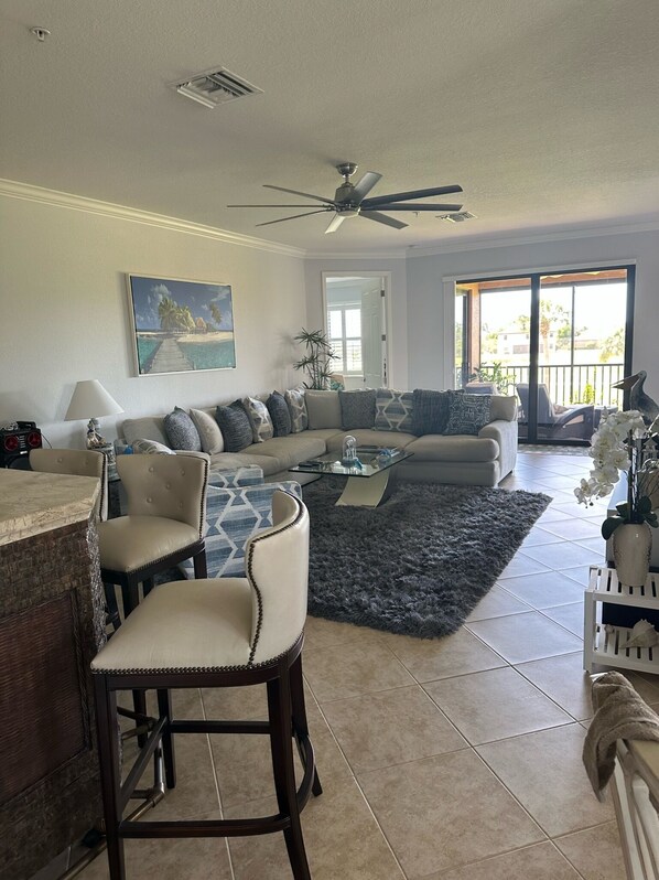 スマートテレ��ビ、暖炉、書庫