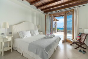 3 bedrooms, in-room safe, iron/ironing board, free WiFi