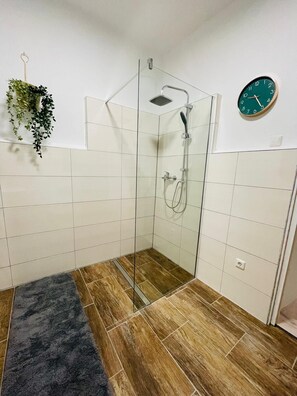 Haartrockner, Handtücher, Seife, Toilettenpapier