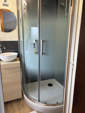 Shower, hair dryer, towels, soap - Bird Paradise  (Saint-Gildas)